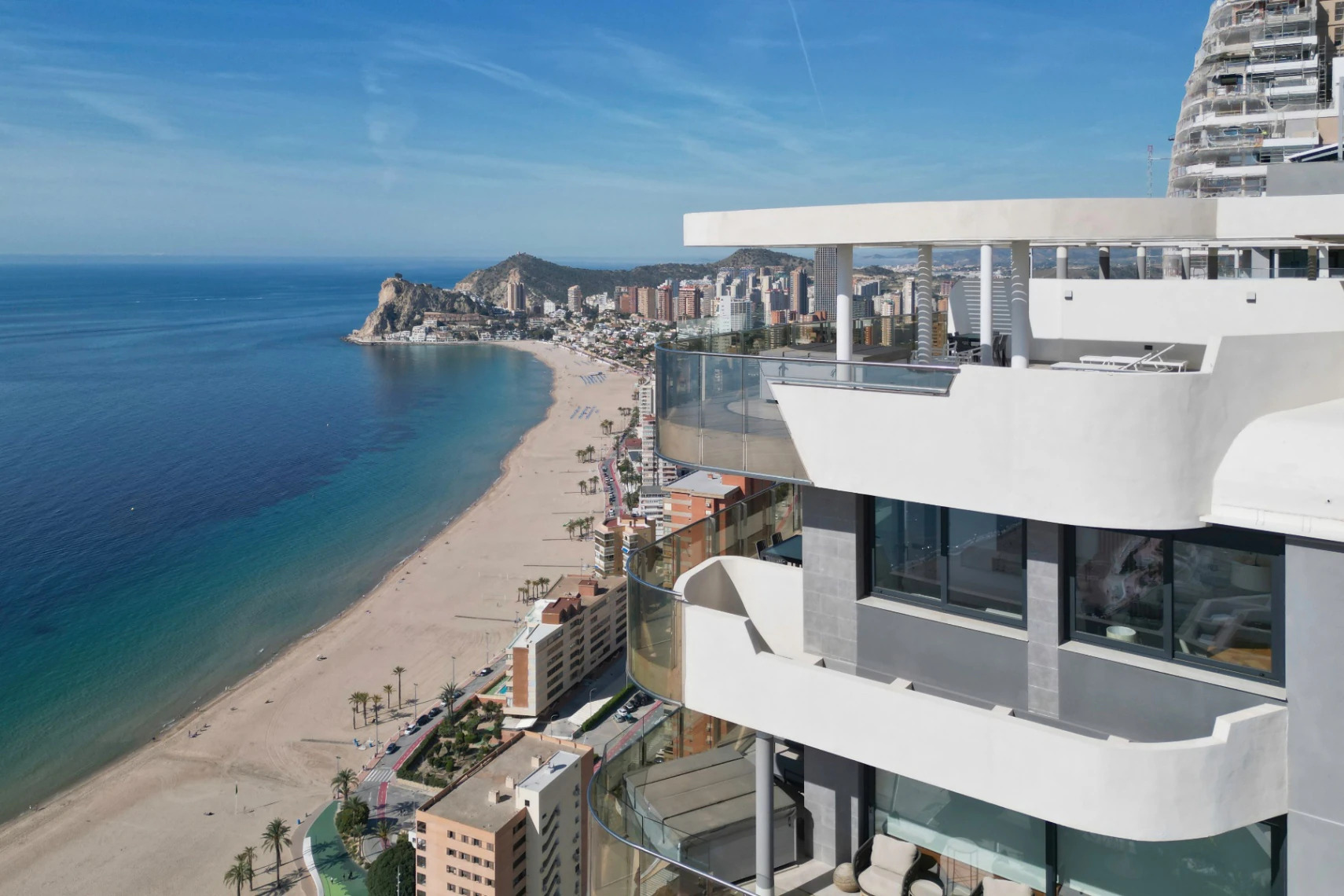 Ático en venta en Benidorm con 3 habitaciones y piscina climatizada