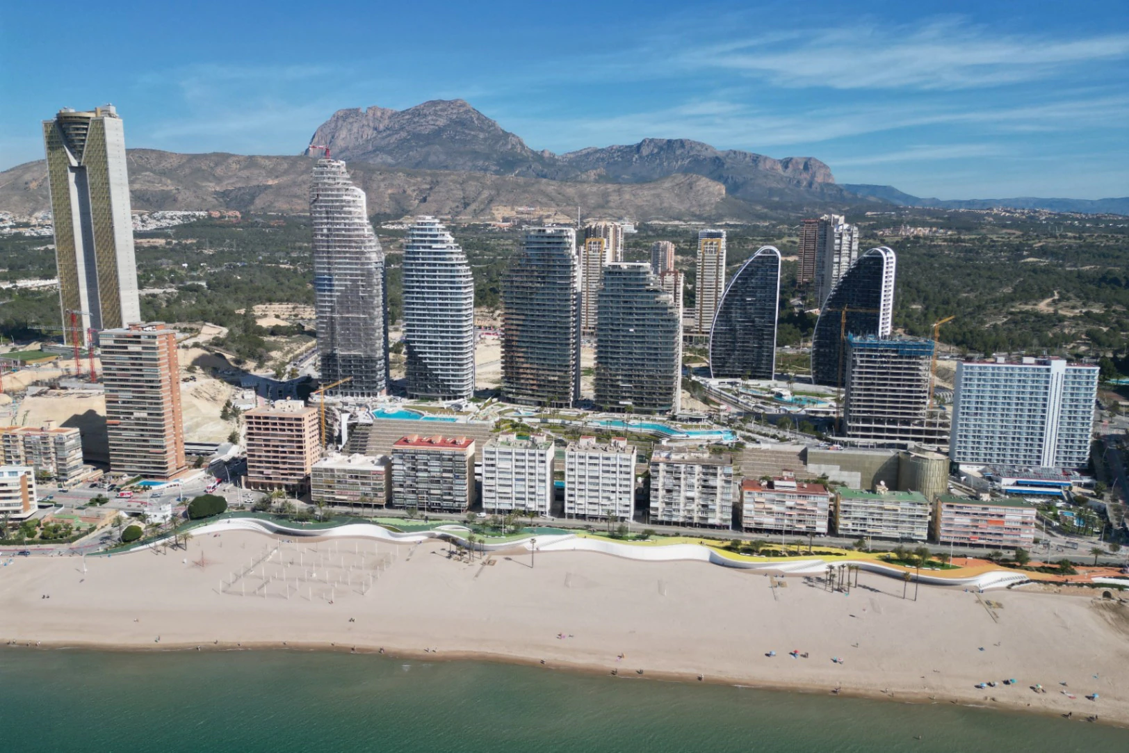 Ático en venta en Benidorm con 3 habitaciones y piscina climatizada