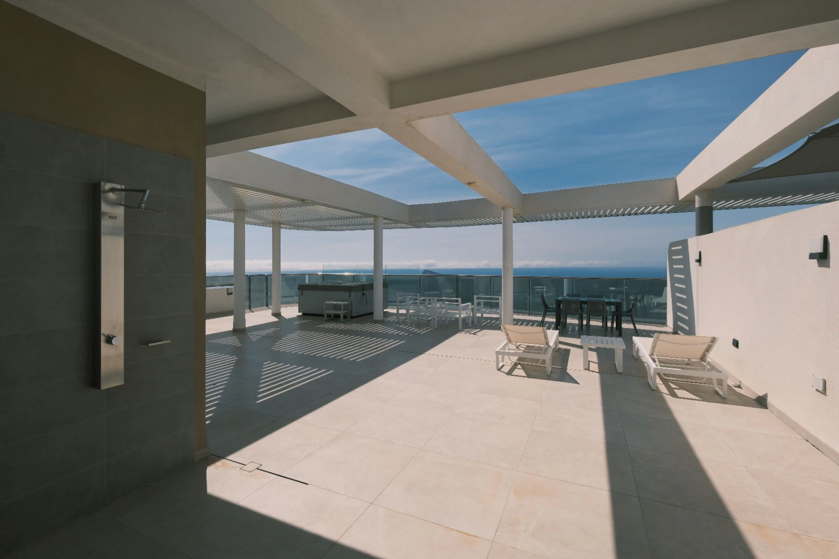 Ático en venta en Benidorm con 3 habitaciones y piscina climatizada