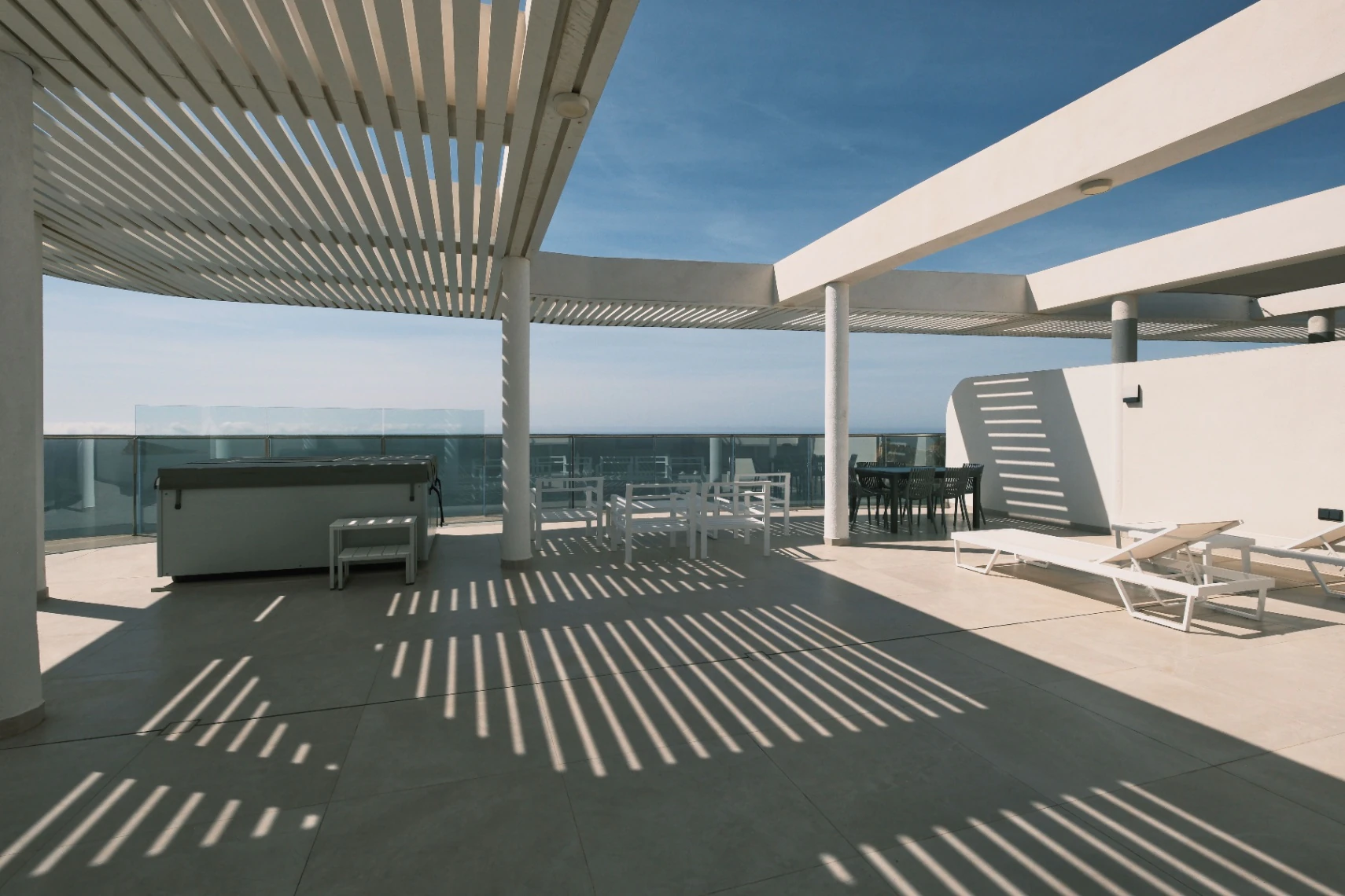 Ático en venta en Benidorm con 3 habitaciones y piscina climatizada