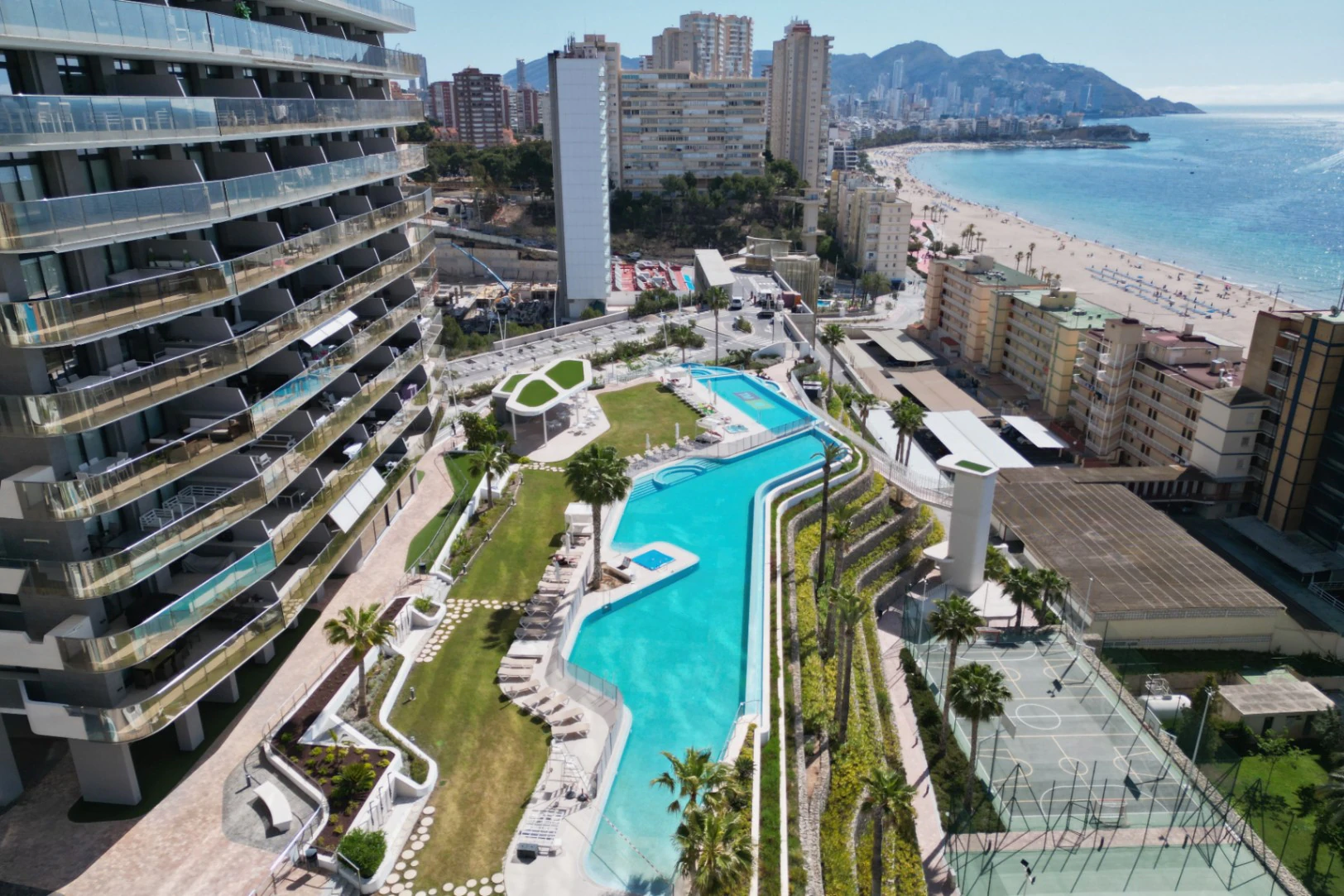 Ático en venta en Benidorm con 3 habitaciones y piscina climatizada
