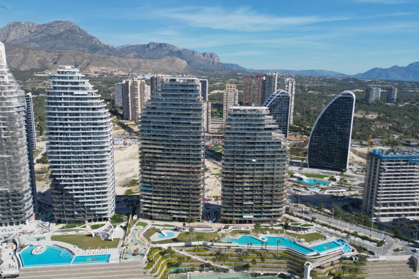 Ático en venta en Benidorm con 3 habitaciones y piscina climatizada
