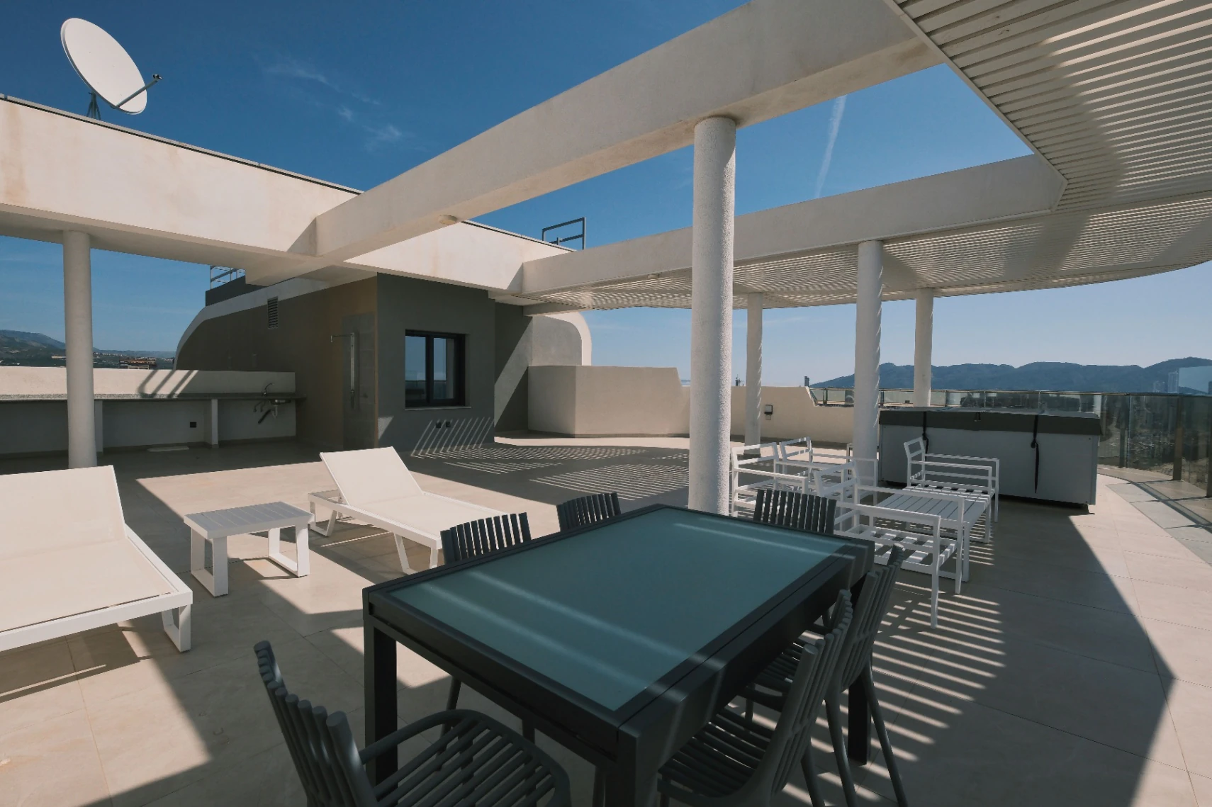 Ático en venta en Benidorm con 3 habitaciones y piscina climatizada