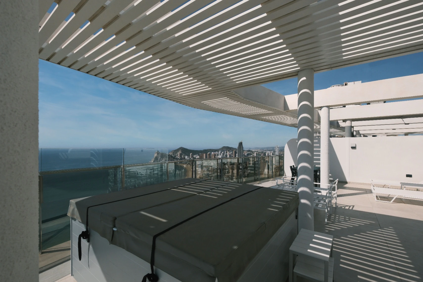 Ático en venta en Benidorm con 3 habitaciones y piscina climatizada