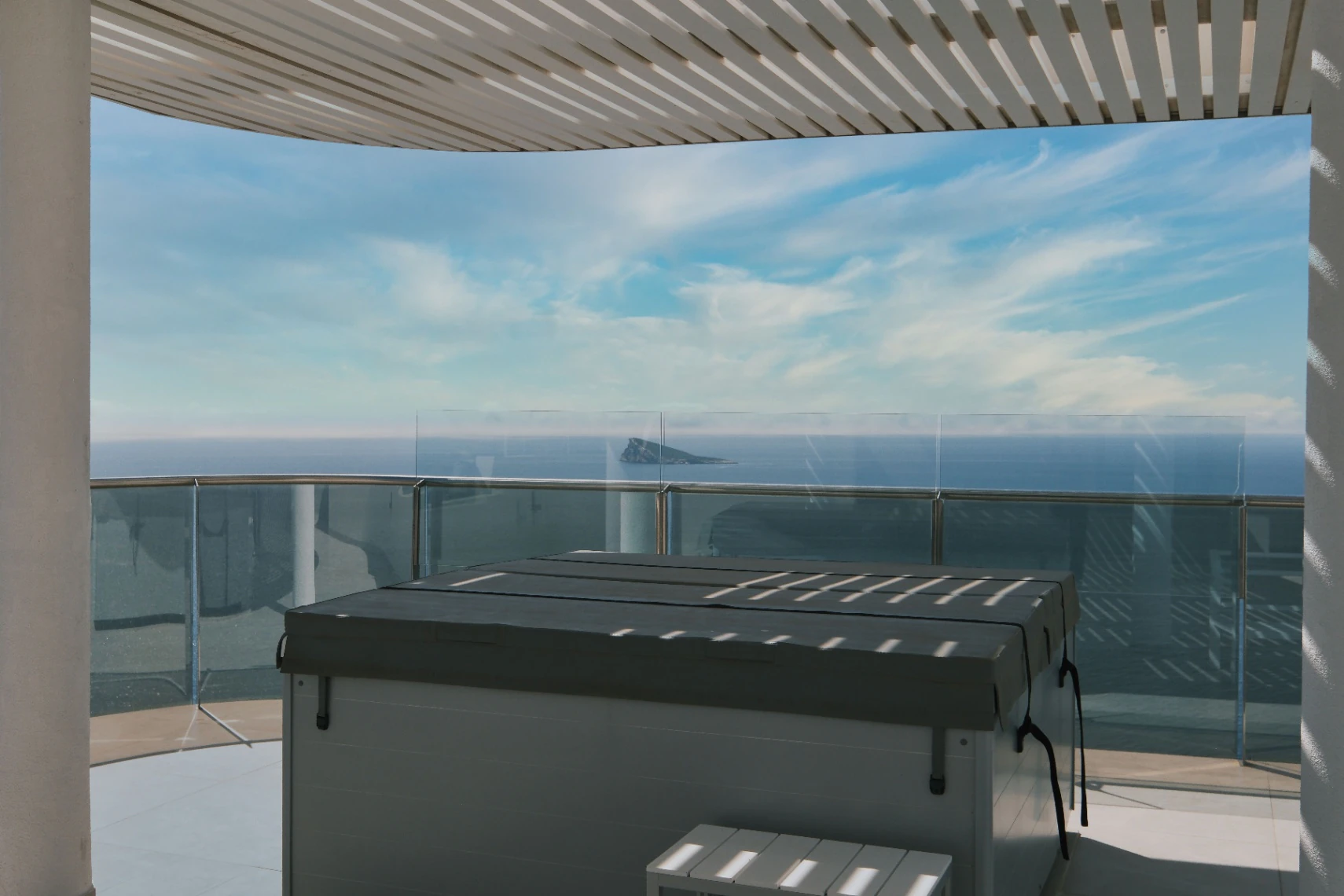Ático en venta en Benidorm con 3 habitaciones y piscina climatizada