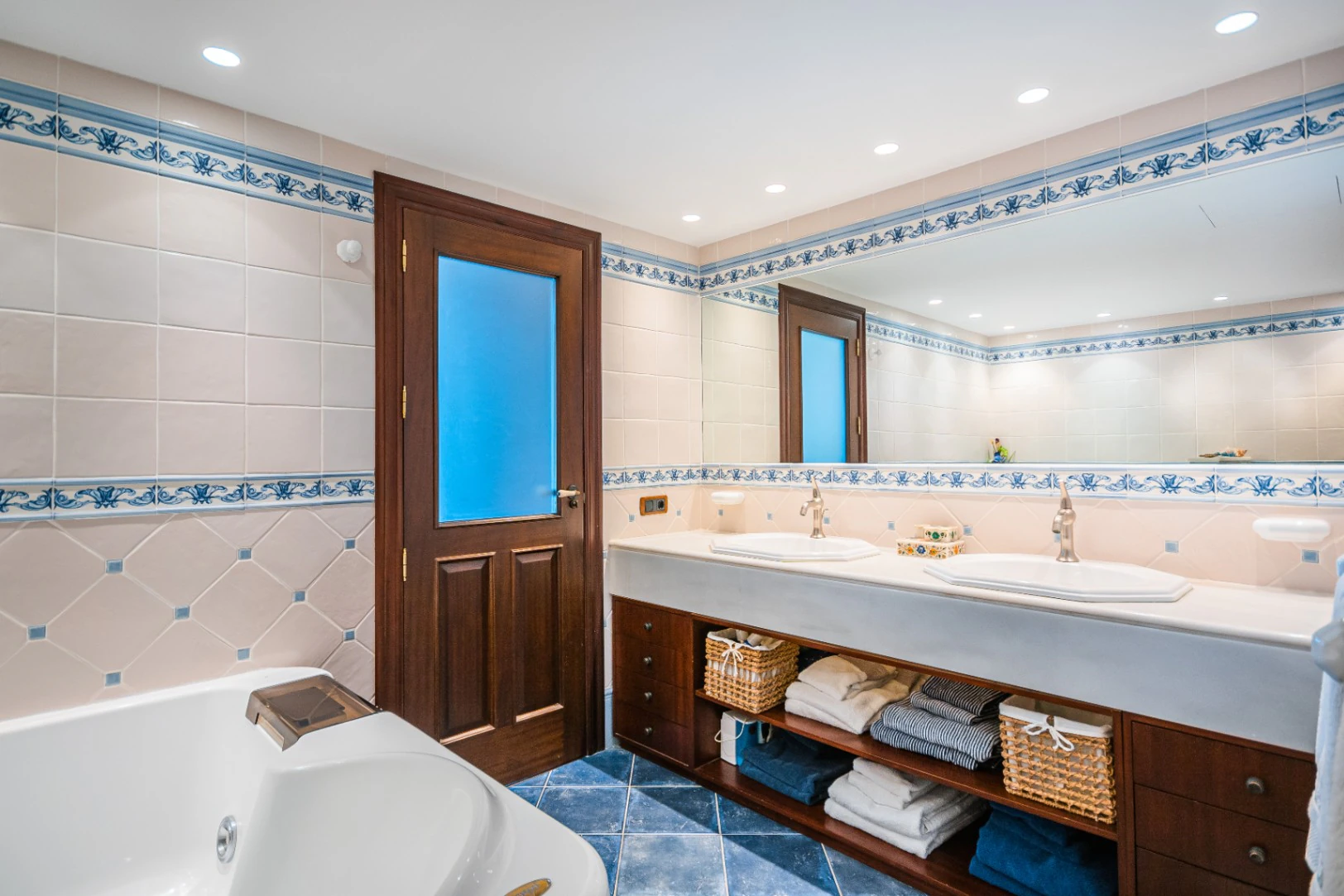 Apartamento de lujo en venta de 3 dormitorios y 3 baños en primera linea en Benidorm