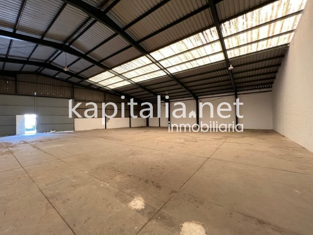 Invierte en el Futuro: Nave Industrial en Venta en Xàtiva, Junto a las Grandes Marcas del Mercado