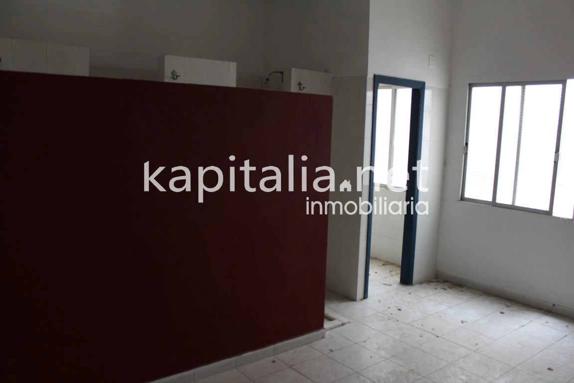 Se alquila local comercial