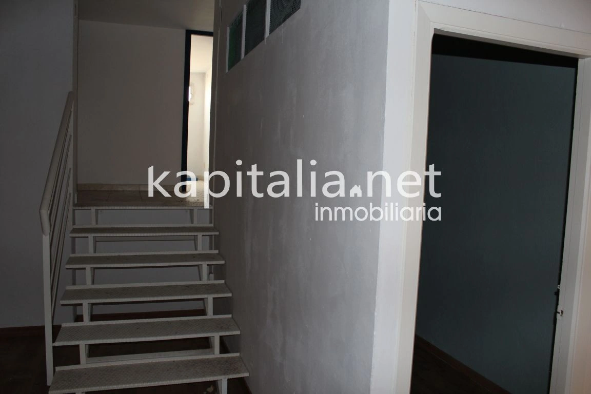 Se alquila local comercial