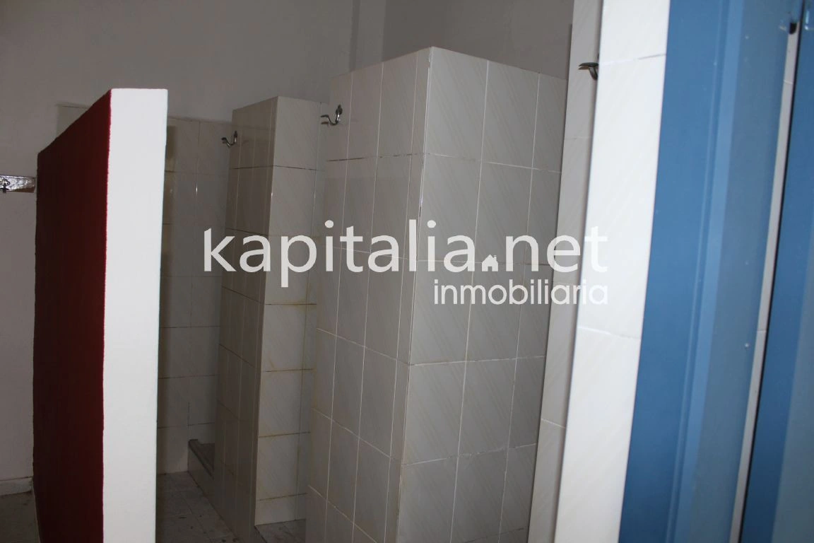Se alquila local comercial