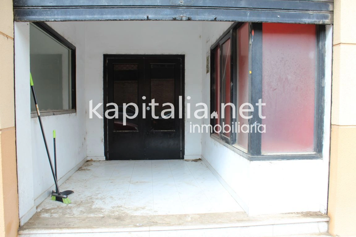 Se alquila local comercial
