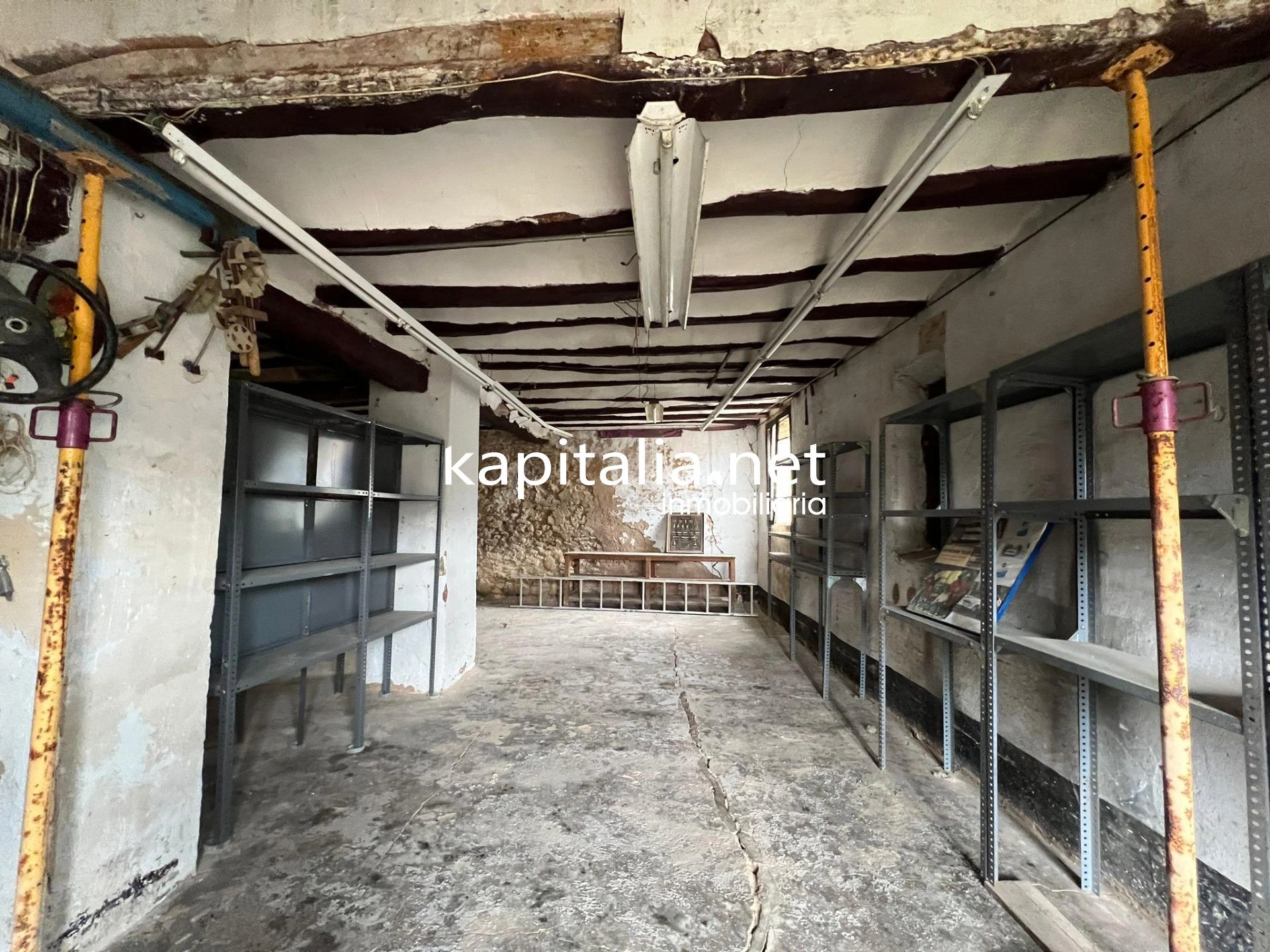 Local a la venta en Ontinyent , zona centro .