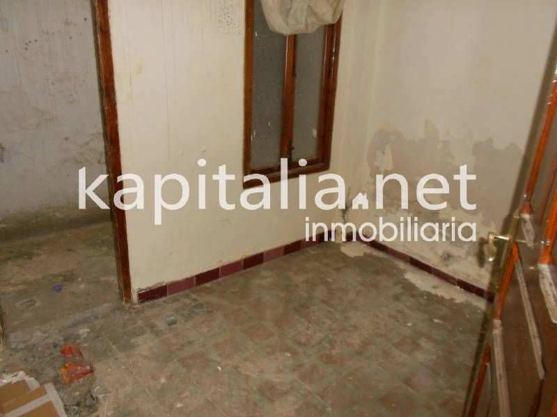 02294 - Piso en planta baja en la localidad de Bocairent. Negociable.
