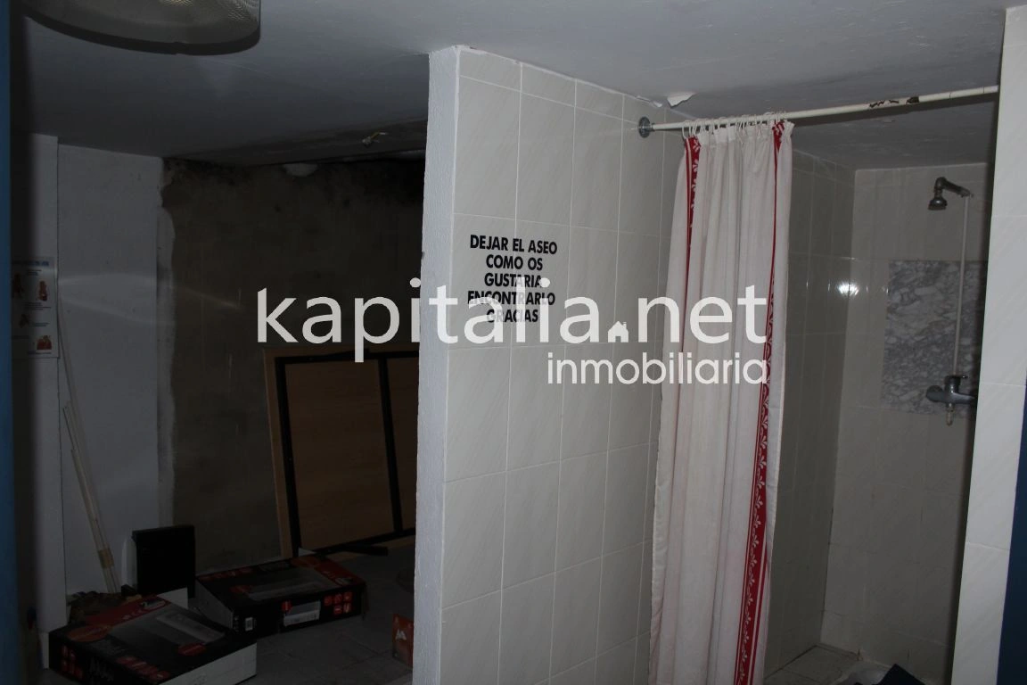 Se alquila local comercial