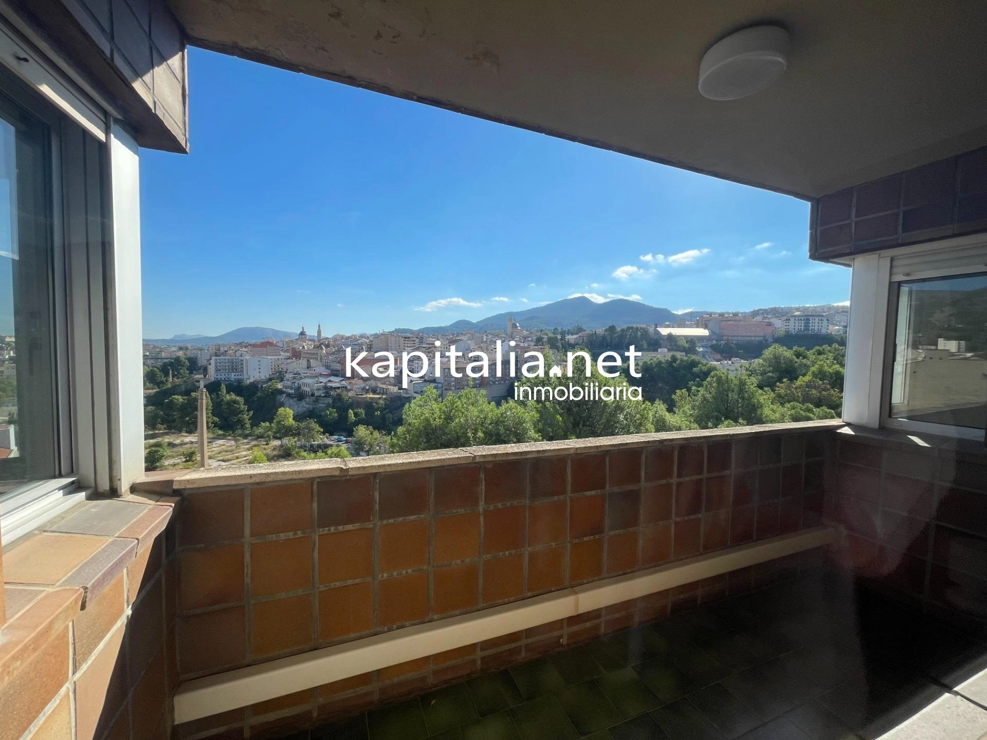 Ático duplex con chimenea y vistas panorámicas