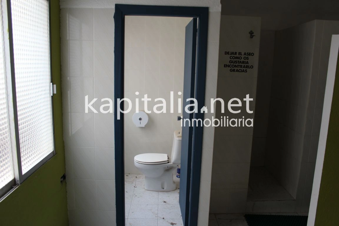 Se alquila local comercial