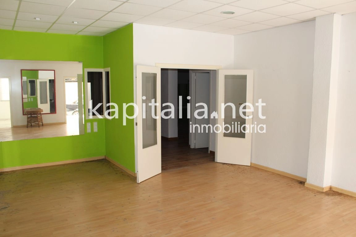 Se alquila local comercial