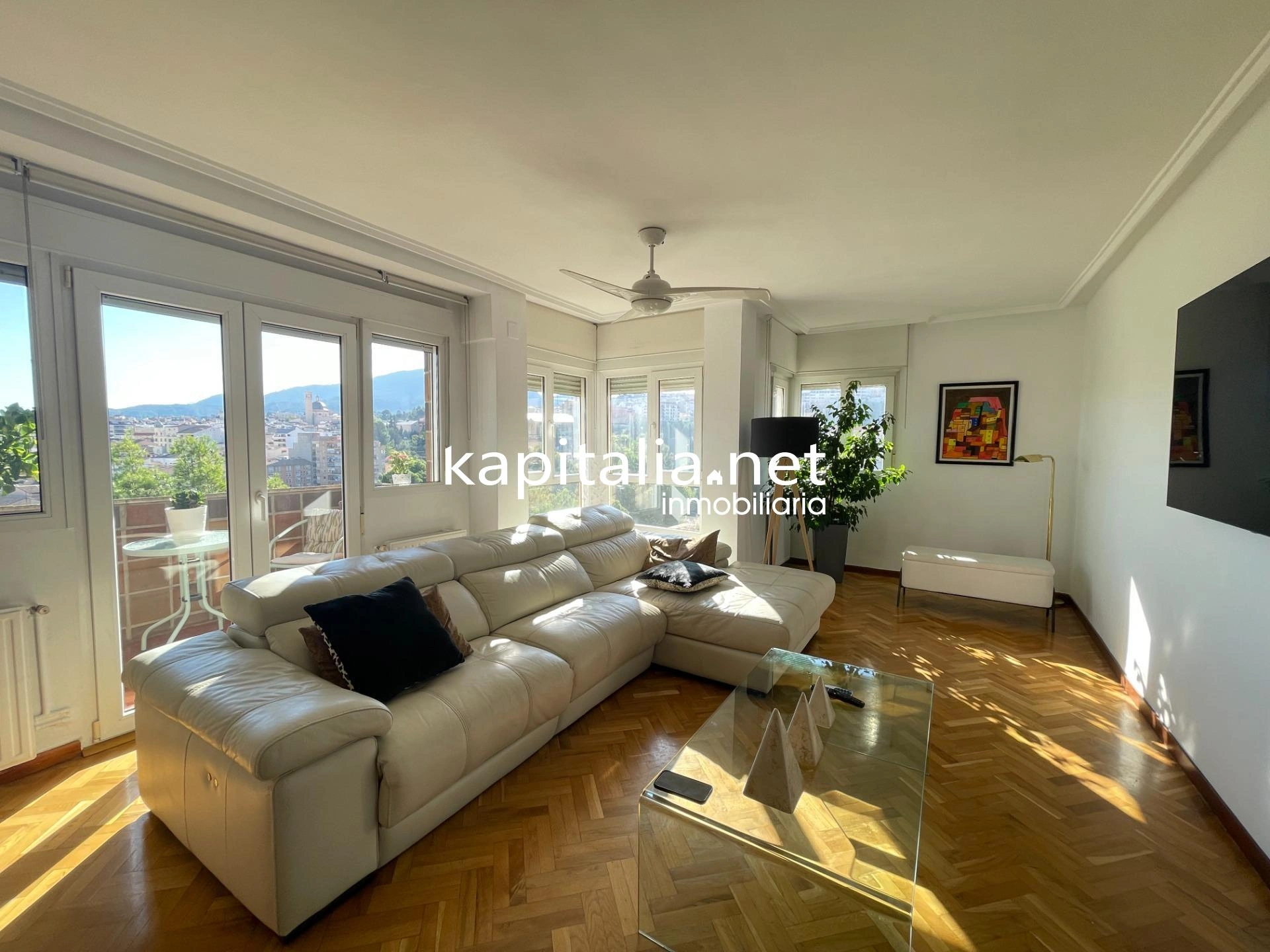 Ático duplex con chimenea y vistas panorámicas
