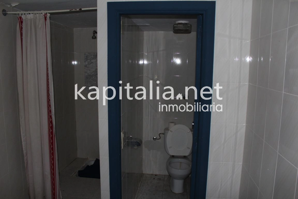 Se alquila local comercial
