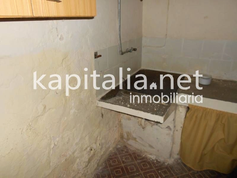 02294 - Piso en planta baja en la localidad de Bocairent. Negociable.