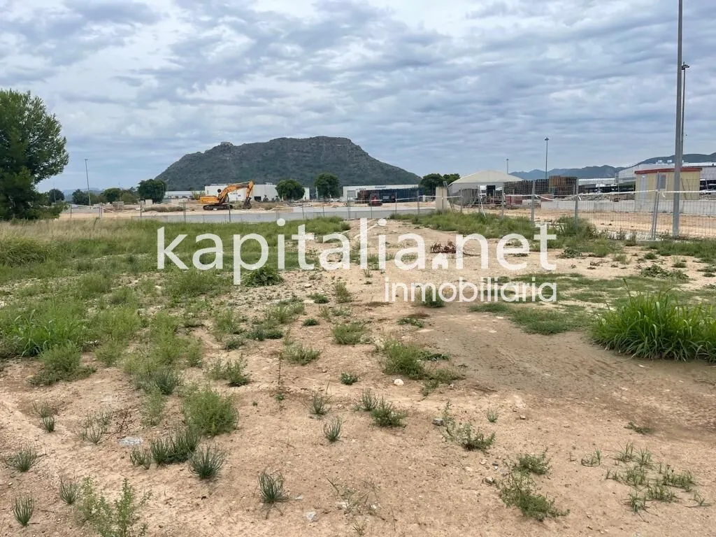 08667 - Parcela industrial a la venta en Xativa.