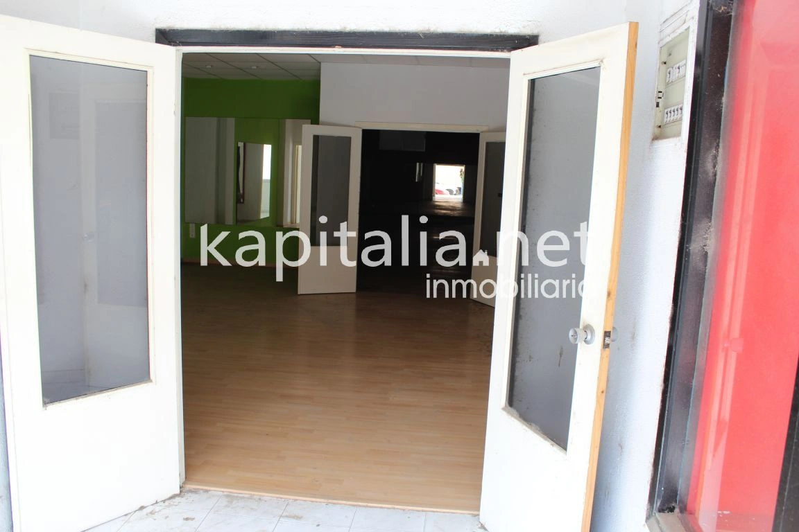 Se alquila local comercial
