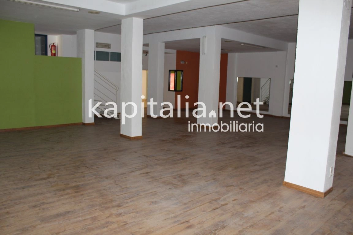 Se alquila local comercial