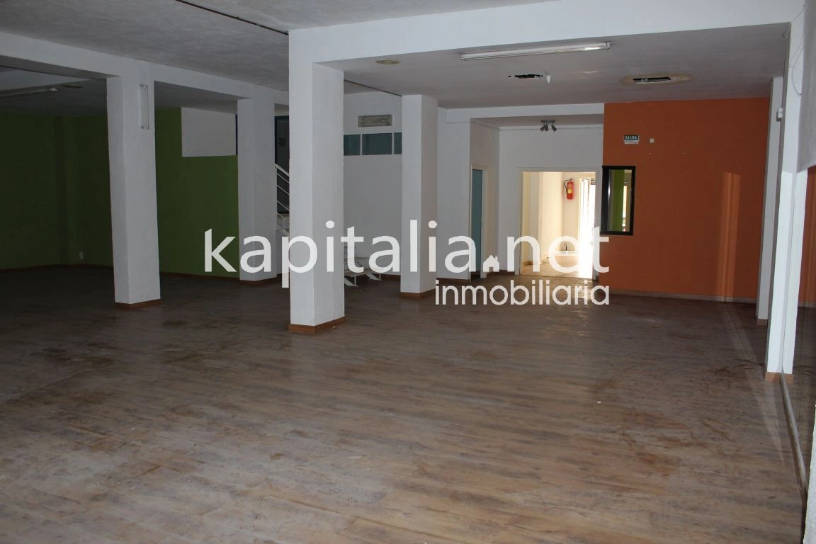 Se alquila local comercial