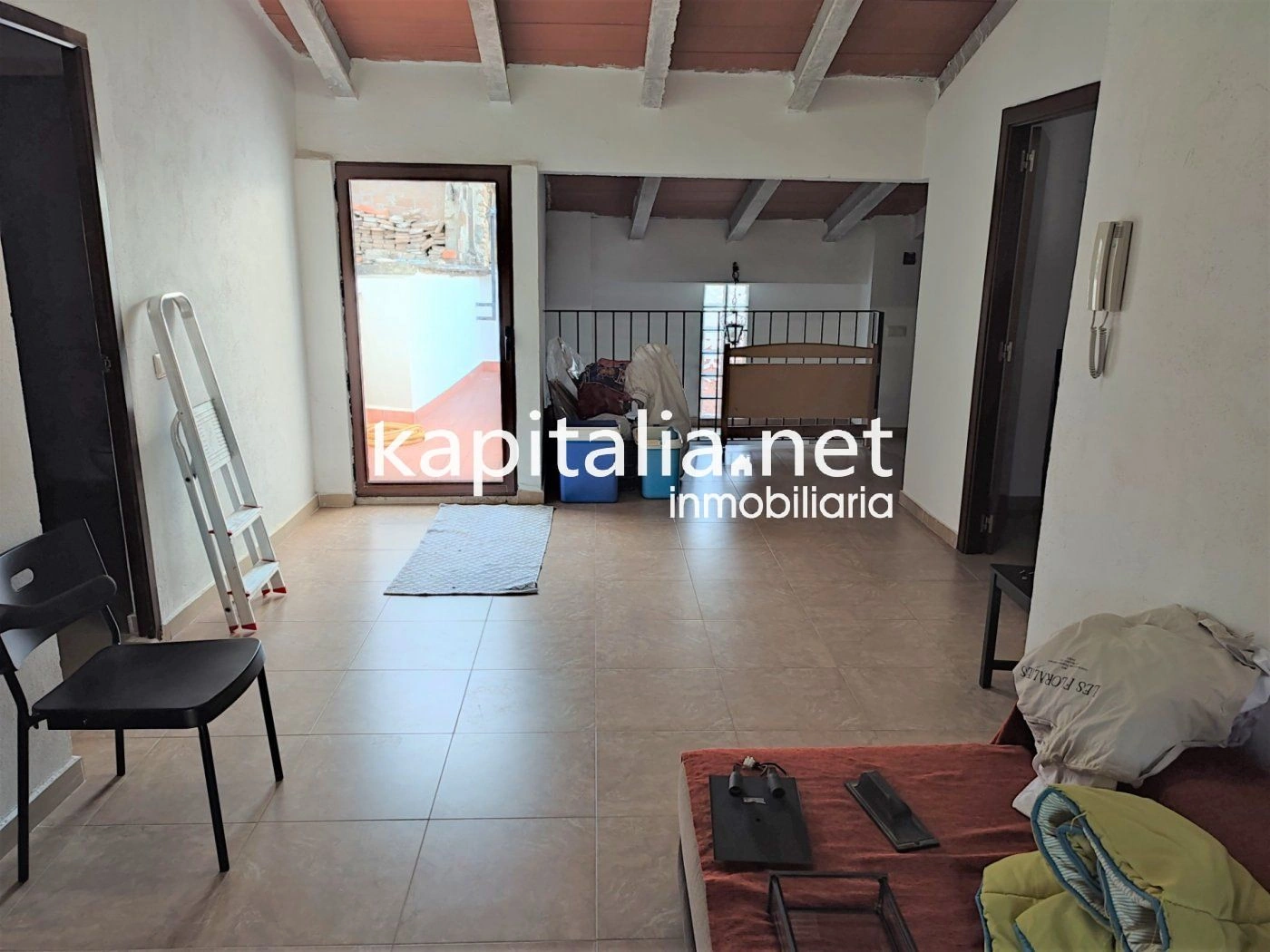 BONITA CASA REFORMADA A LA VENTA EN AGULLENT UBICADA EN ZONA TRANQUILA.