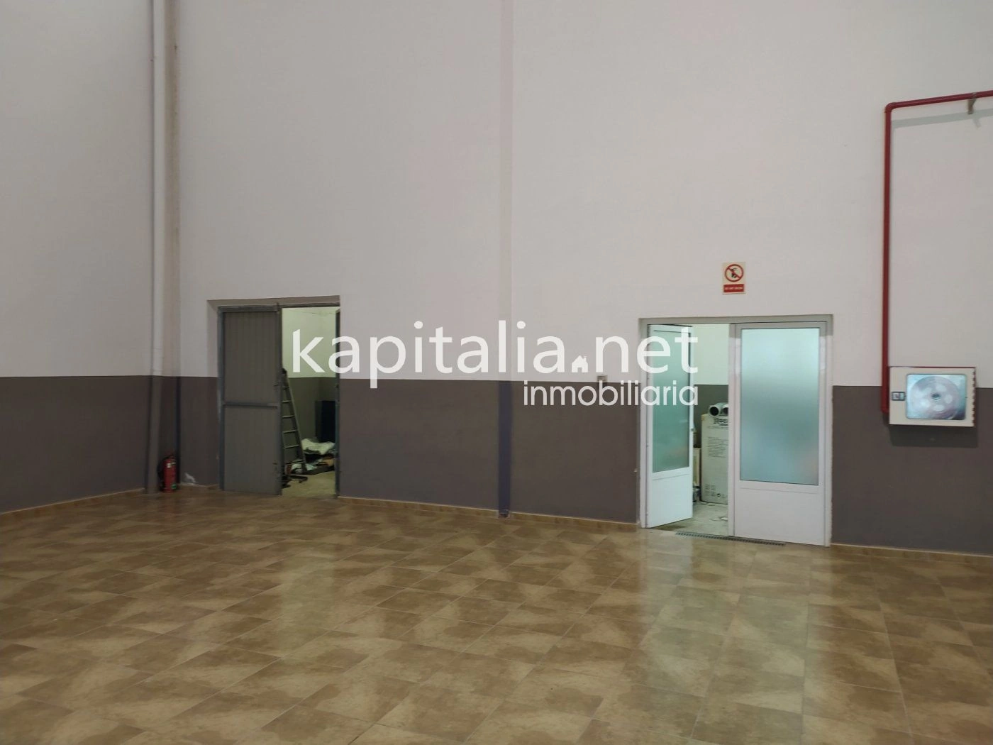 NAVE INDUSTRIAL EN PRIMERA LÍNEA
