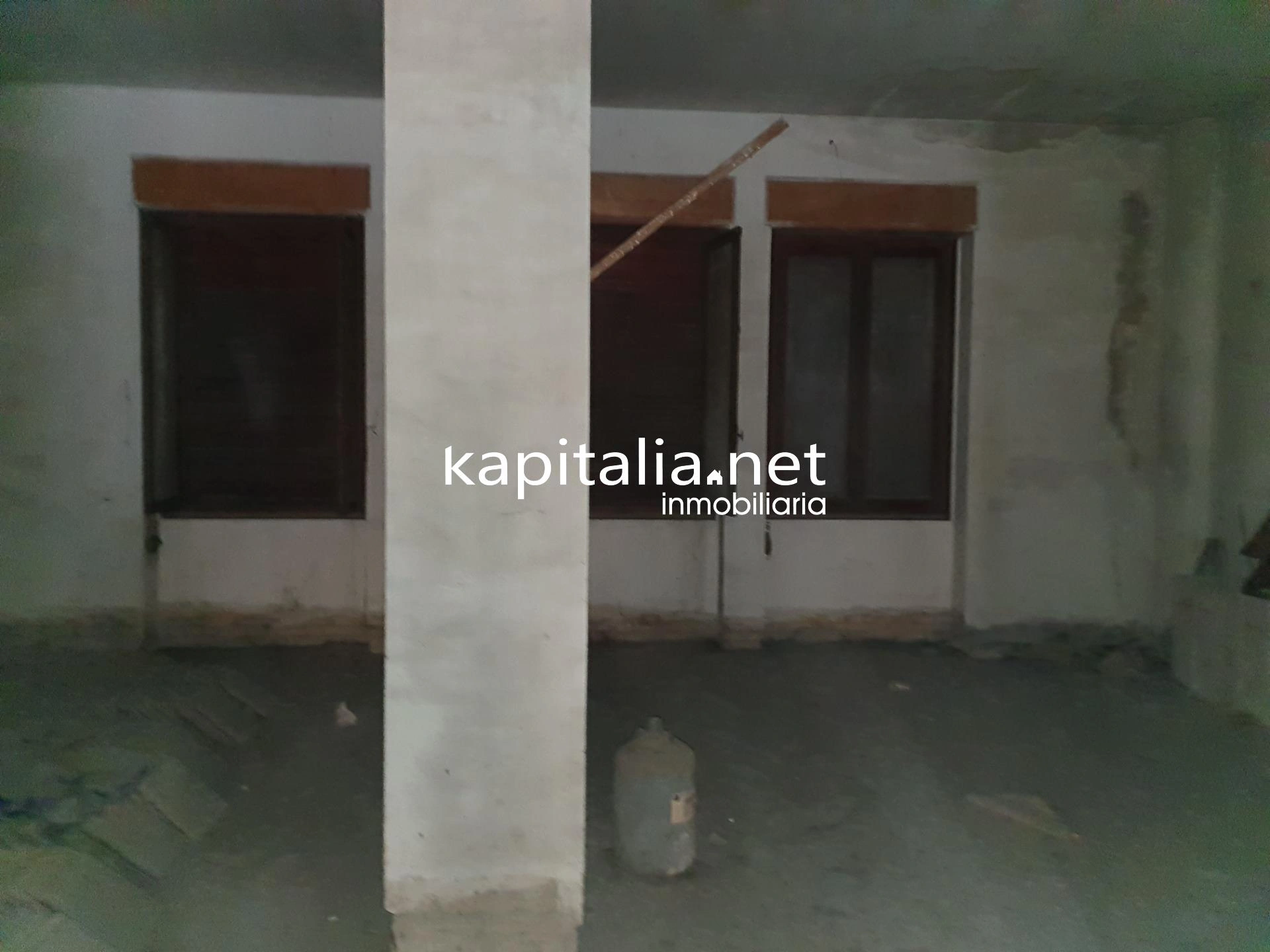 Edificio a la venta recayente a dos calles en Ontinyent