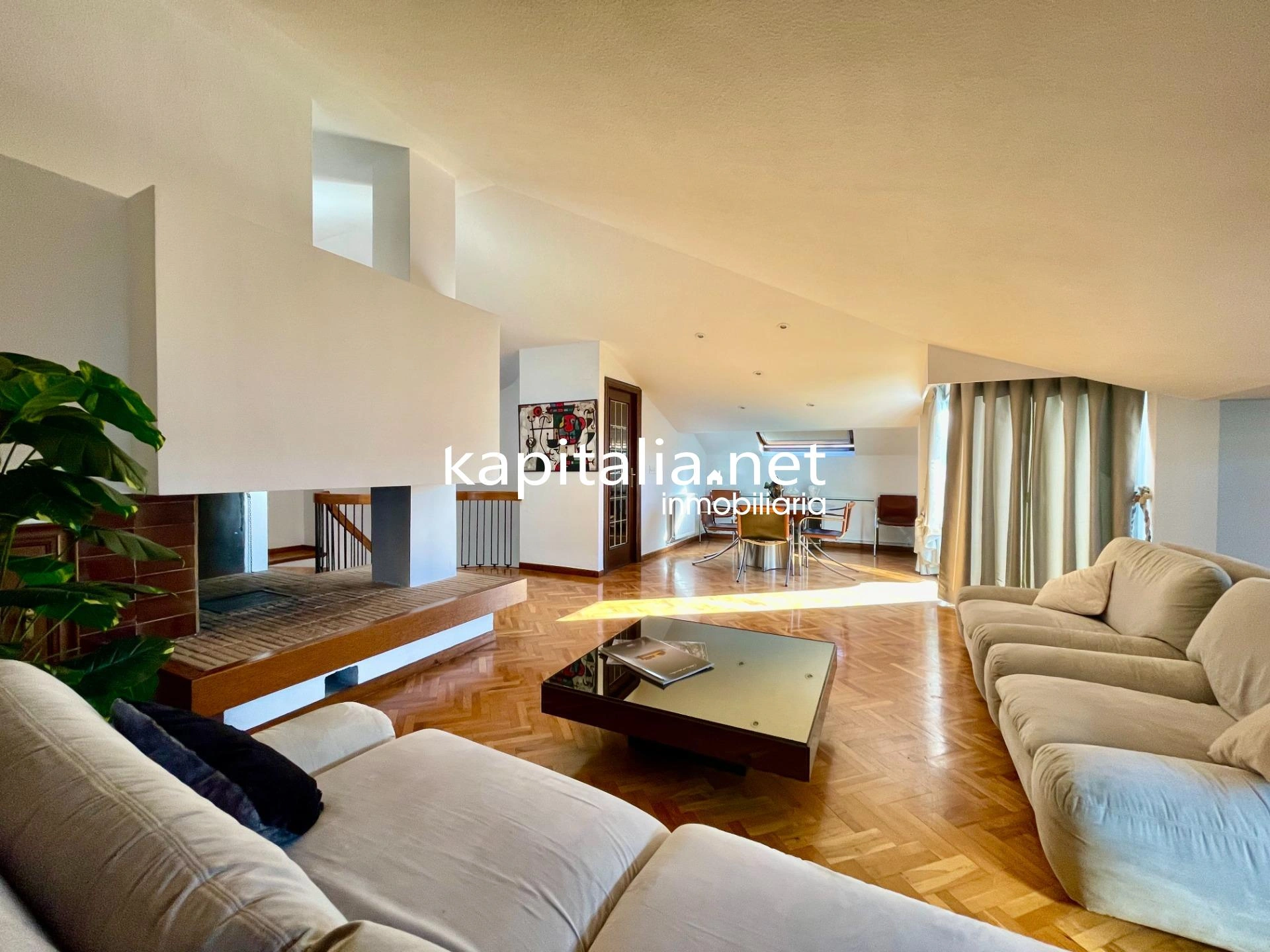 Ático duplex con chimenea y vistas panorámicas