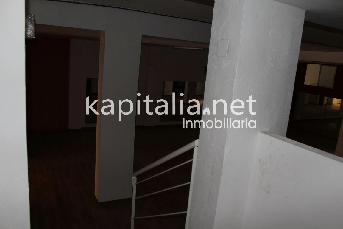 Se alquila local comercial