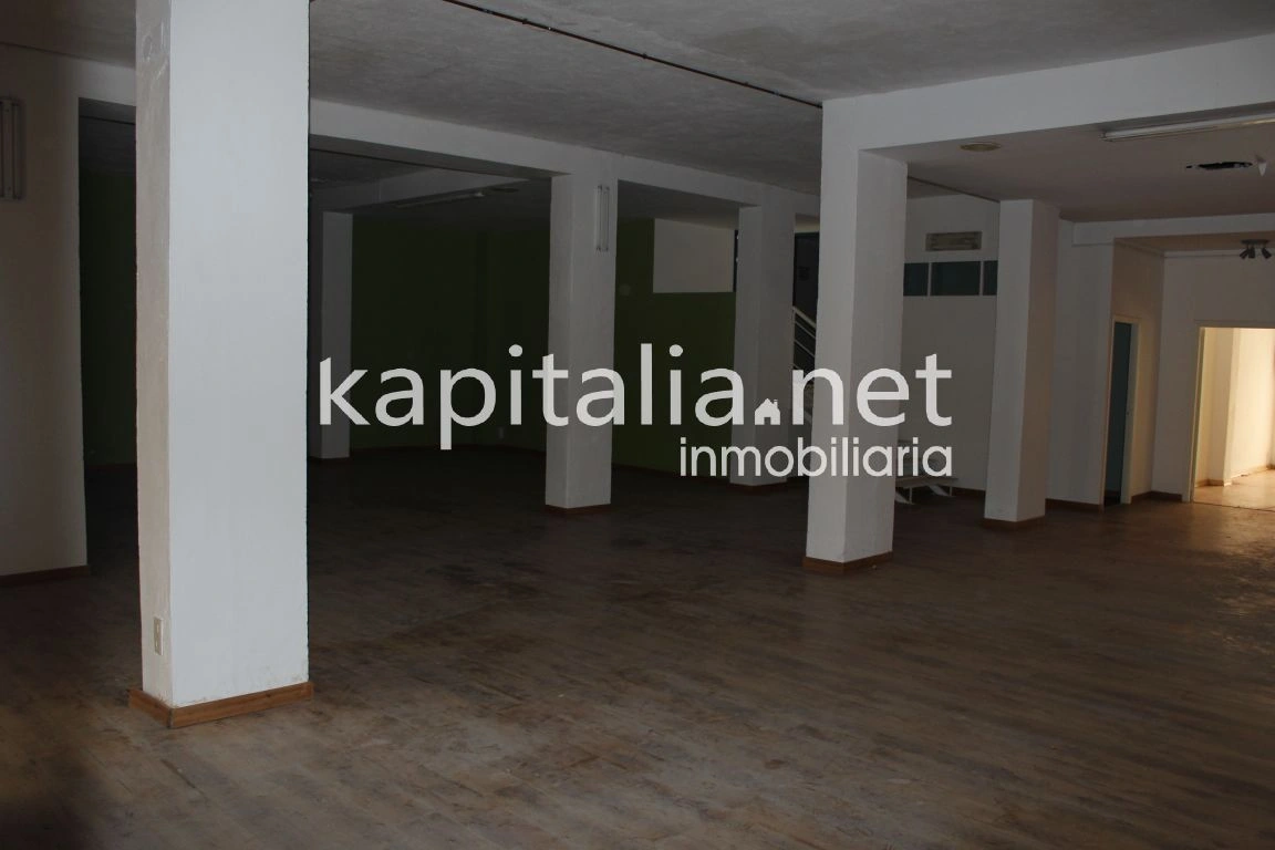 Se alquila local comercial