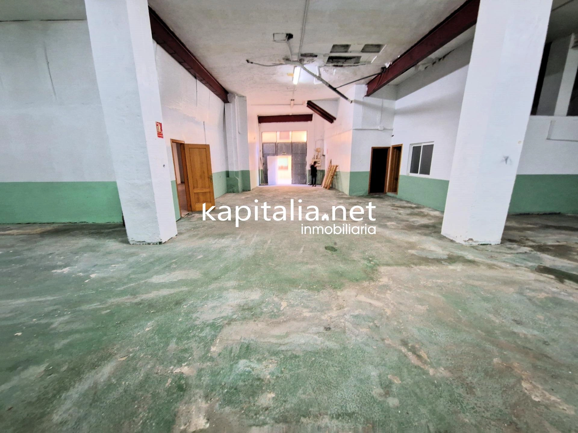 Venta o alquiler de nave o gran local comercial en Olleria