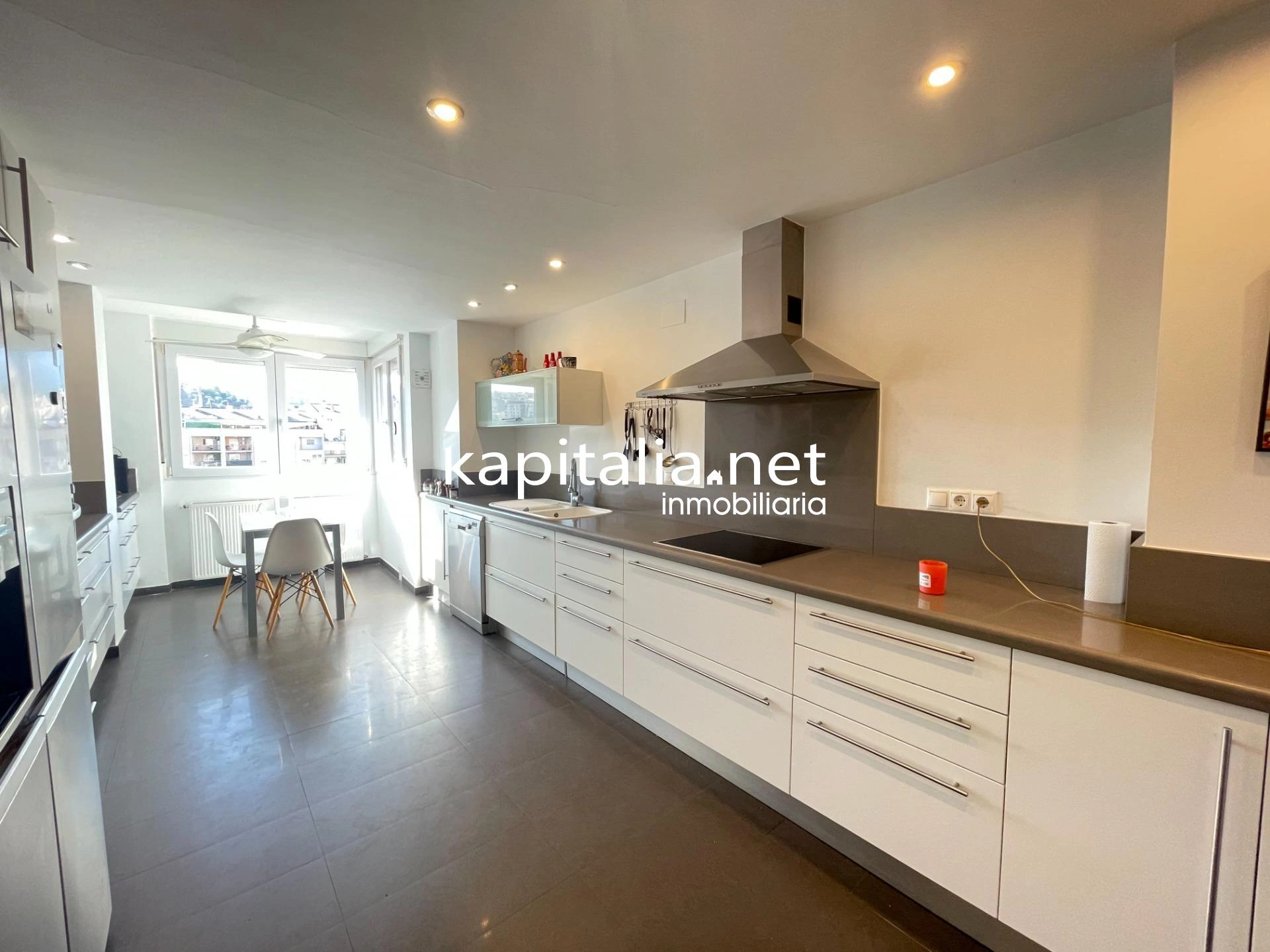 Ático duplex con chimenea y vistas panorámicas