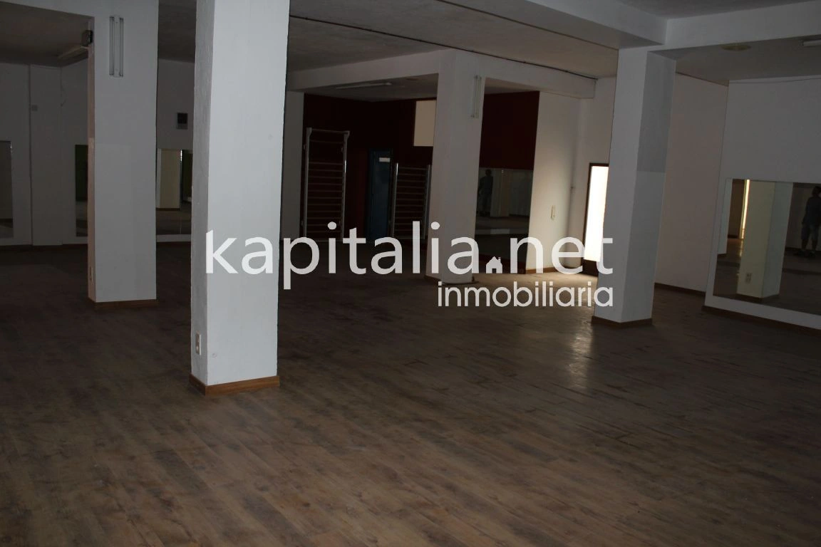 Se alquila local comercial