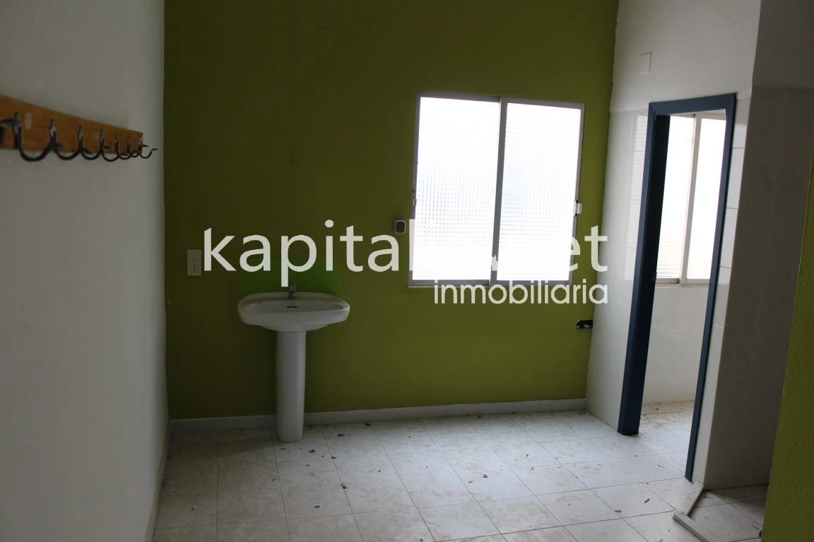 Se alquila local comercial