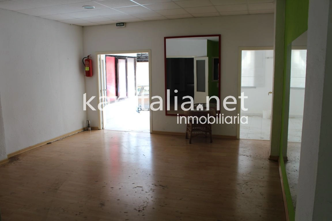 Se alquila local comercial