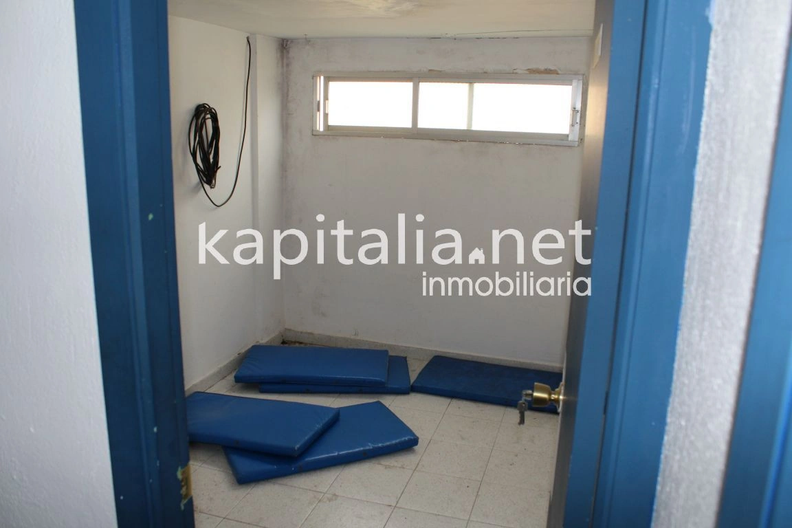 Se alquila local comercial