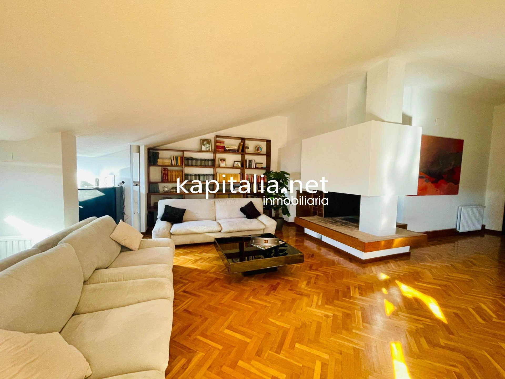 Ático duplex con chimenea y vistas panorámicas