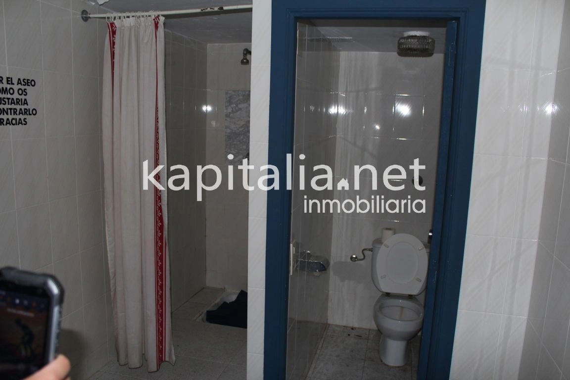 Se alquila local comercial
