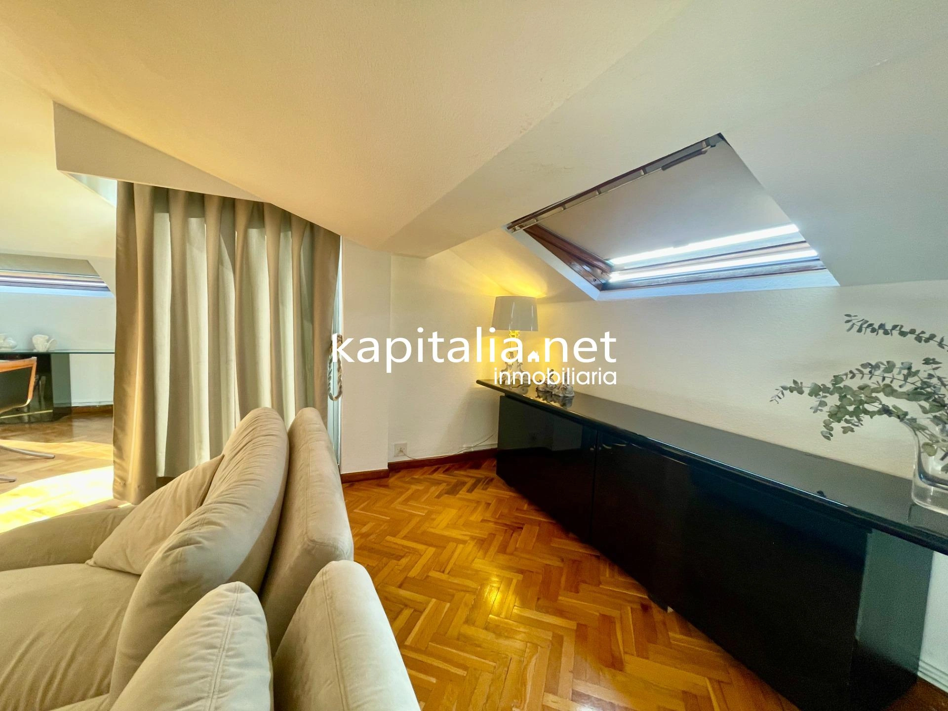 Ático duplex con chimenea y vistas panorámicas