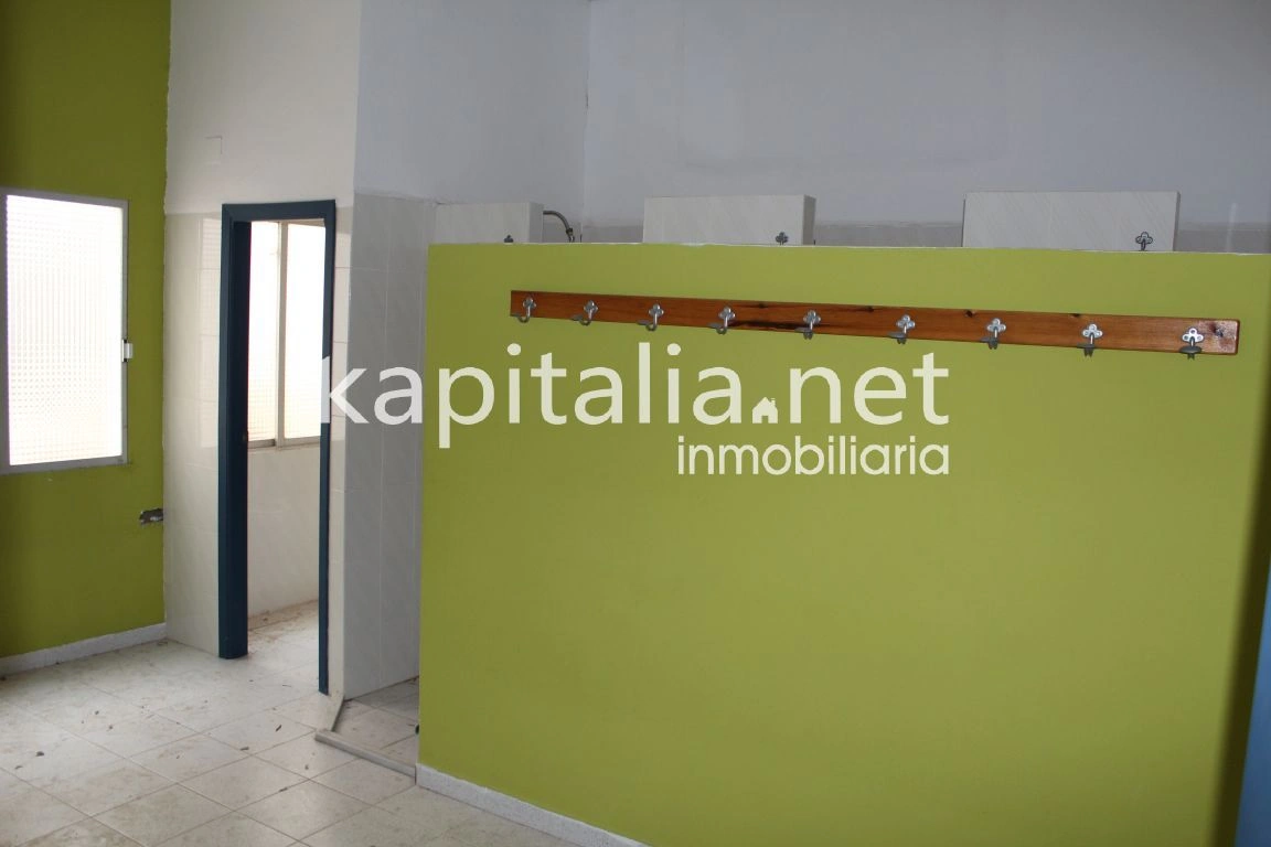 Se alquila local comercial