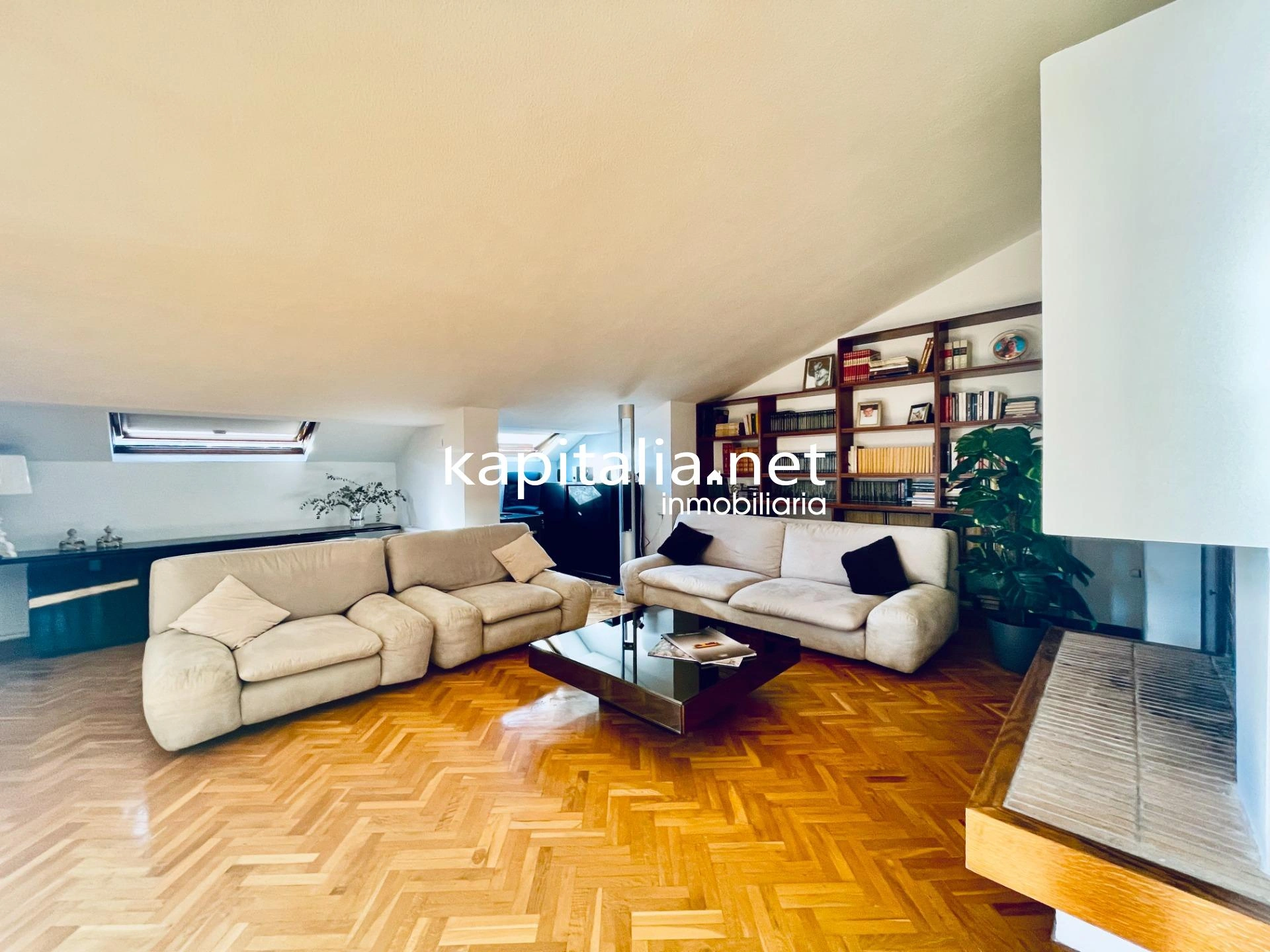 Ático duplex con chimenea y vistas panorámicas