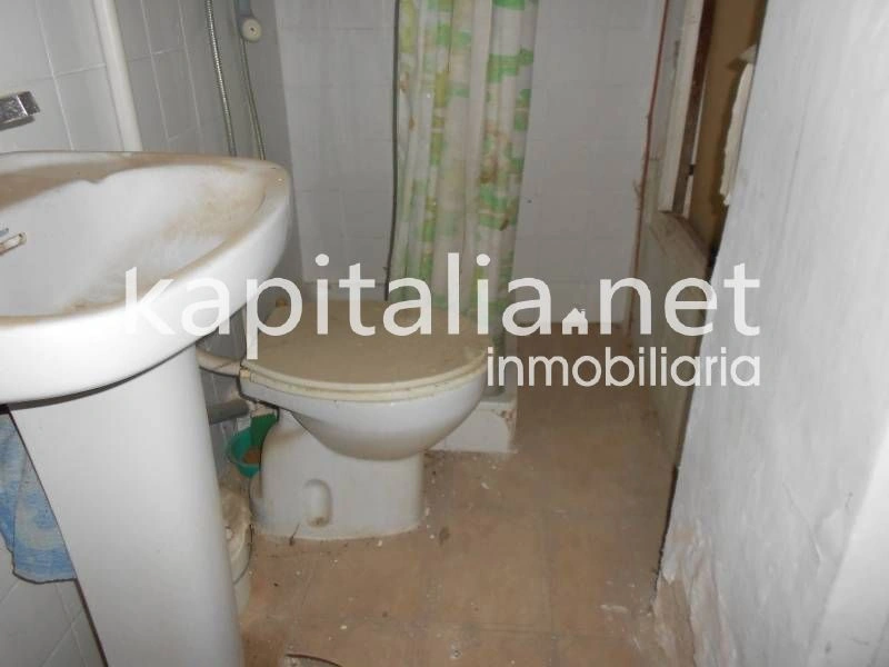 02294 - Piso en planta baja en la localidad de Bocairent. Negociable.