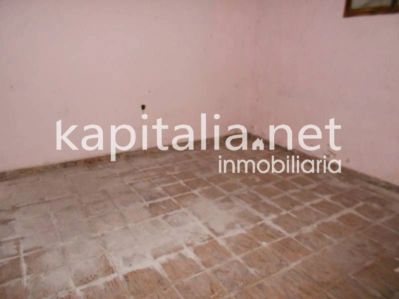 02294 - Piso en planta baja en la localidad de Bocairent. Negociable.