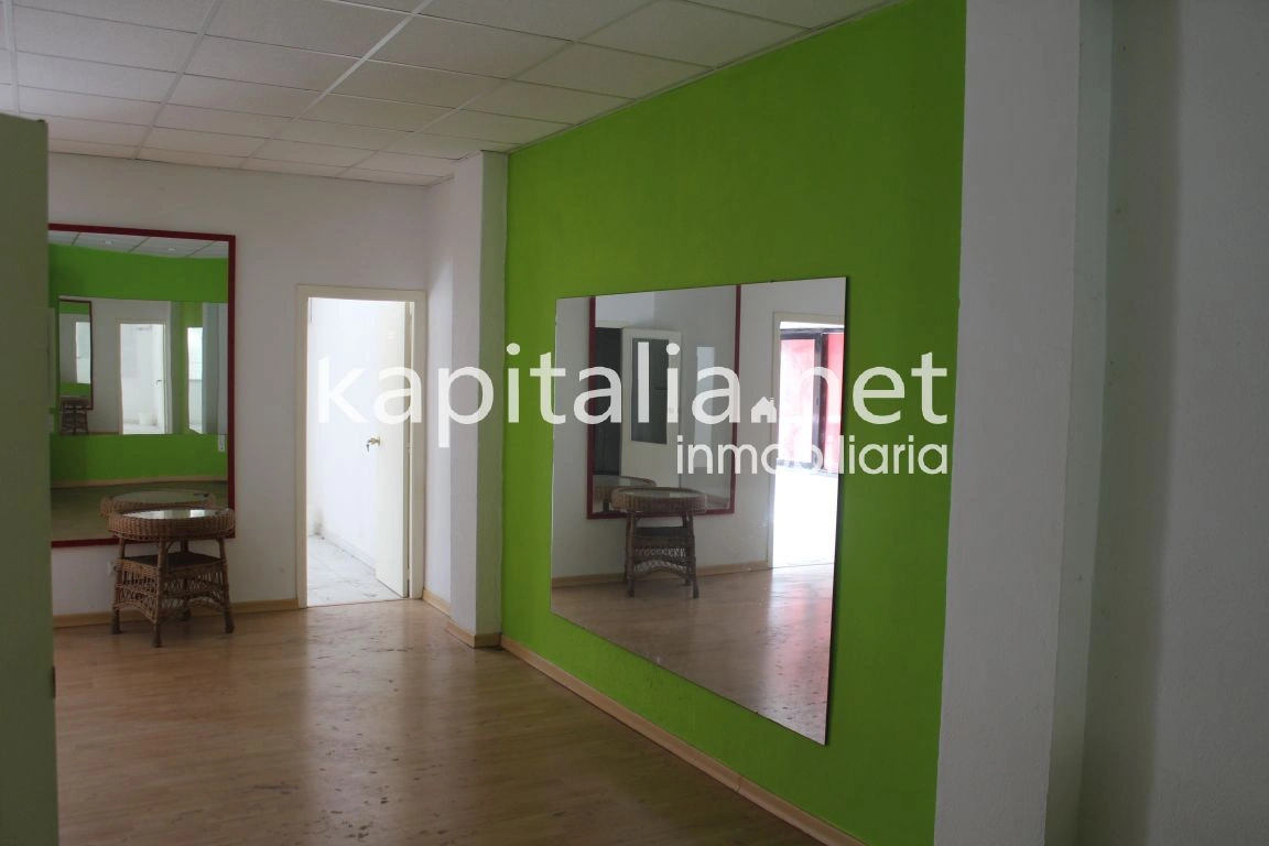 Se alquila local comercial