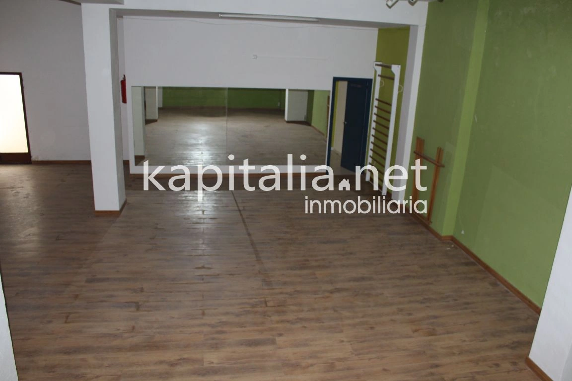 Se alquila local comercial