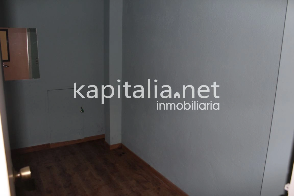 Se alquila local comercial